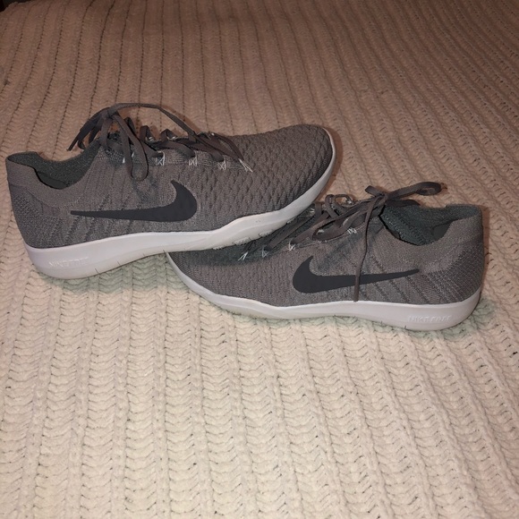Nike shoes. Size 9 - Picture 2 of 3